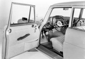 Mercedes-Benz 200 (1965) – Türverkleidung mit Kartentasche und farblich abgesetzter Armlehne