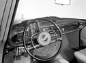 Bild: Mercedes-Benz 200 (1965) – das Cockpit der Version mit mechanischem Getriebe