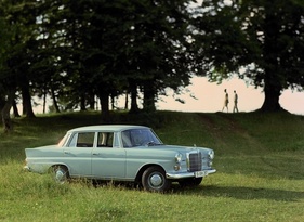 Mercedes-Benz 200 (1965) – für einen Ausflug ins Grüne