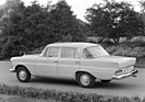 Bild: Mercedes-Benz 200 (1965) – jetzt ohne Chrombeschläge auf den Heckflossen