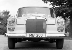 Mercedes-Benz 200 (1965) – wuchtigere Front mit Blinkern unter den Scheinwerfern