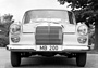 Mercedes-Benz 200 (1965) – wuchtigere Front mit Blinkern unter den Scheinwerfern (© Mercedes-Benz AG, 1965) Mercedes-Benz 200 (1965) – wuchtigere Front mit Blinkern unter den Scheinwerfern (© Mercedes-Benz AG, 1965)