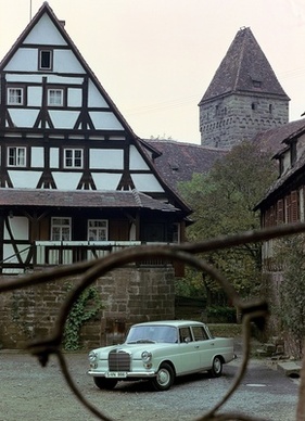 Mercedes-Benz 200 (1966) – passend zur eher konservativen Zielgruppe vor historischer Kulisse aufgenommen