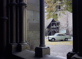 Mercedes-Benz 200 (1966) – passend zur eher konservativen Zielgruppe vor historischer Kulisse aufgenommen