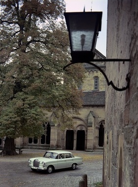 Mercedes-Benz 200 (1966) – passend zur eher konservativen Zielgruppe vor historischer Kulisse aufgenommen