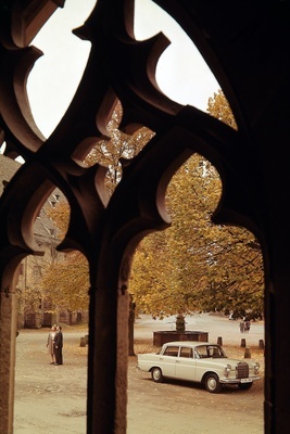 Mercedes-Benz 200 (1966) – passend zur eher konservativen Zielgruppe vor historischer Kulisse aufgenommen