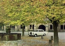 Mercedes-Benz 200 (1966) – passend zur eher konservativen Zielgruppe vor historischer Kulisse aufgenommen