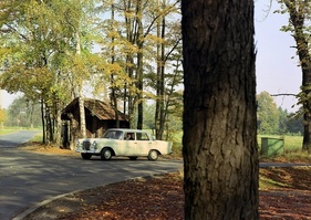 Mercedes-Benz 200 (1966) – zeitgenössische Werbeaufnahme