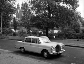Mercedes-Benz 200 (1967) - late model with sliding roof (1967)