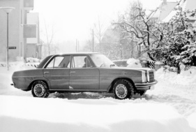 Mercedes-Benz 200 (1968) - Strich-Acht im Winter
