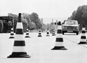 Mercedes-Benz 200 (1968) – auf der Wedelstrecke des Testgeländes in Untertürkheim Mercedes-Benz 200 (1968) – auf der Wedelstrecke des Testgeländes in Untertürkheim