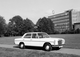 Mittelweg der Mittelklasse – Mercedes-Benz 200 und 220 im (historischen) Test