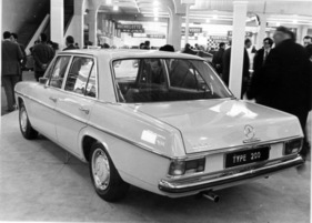 Mercedes-Benz 200 (1970) - die stärkeren Modelle 230 und 250 wahlweise nun auch mit Fünfganggetriebe - Genfer Autosalon 1970