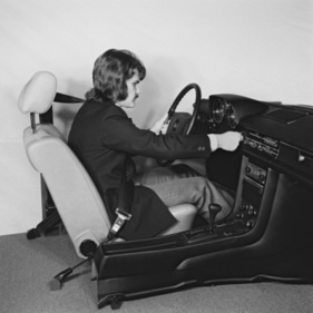 Mercedes-Benz 200 (1973) – Ergonomie-, Sicherheits- und Frisurenforschung am W 115