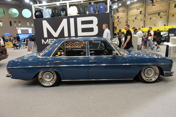 Mercedes-Benz 200 (1975) mit Luftfahrwerk – Essen Motor Show 2024