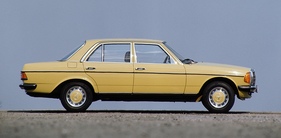Mercedes-Benz 200 (1976) - Limousine der Baureihe W 123 in Gelb