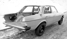 Mercedes Benz 200 (1976) - Rohkarosserie für Karosseriebauer, die auf dieser Basis Krankenautos oder auch Rennwagen bauten