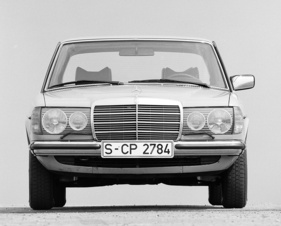 Mercedes Benz 200 (1976) - Rundscheinwerfer für die Vierzylinder