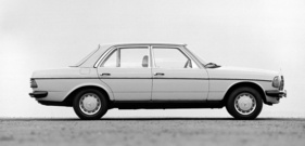 Mercedes Benz 200 (1976) - Stahlräder mit Radkappen waren Serie