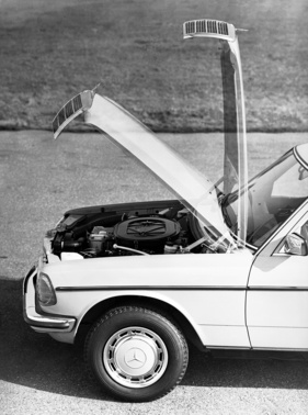 Mercedes Benz 200 (1976) - die Motorhaube wurde so konstruiert, dass sie über einen besonderen Anschlag hinaus für Werkstattarbeiten 90 Grad geöffnet werden kann