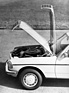 Mercedes Benz 200 (1976) - die Motorhaube wurde so konstruiert, dass sie über einen besonderen Anschlag hinaus für Werkstattarbeiten 90 Grad geöffnet werden kann