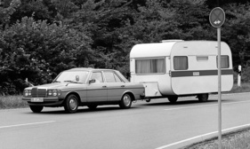 Mercedes Benz 200 (1976) - ein Modell der Baureihe W 123 mit Wohnwagen