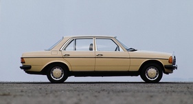 Mercedes Benz 200 (1976) - in einem Beige-Ton