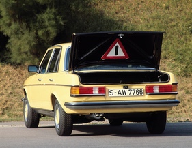 Mercedes Benz 200 (1976) - schon vom Vorgänger bekannt, die geriffelten Rückleuchten
