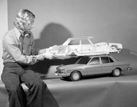 Mercedes Benz 200 (1976) - vom Modell zur Serie - neben dem 1 zu 5 Modell wird auch eine Designstudie für die spätere Produktion gebaut