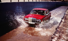 Mercedes Benz 200 (1980) - Wasserdurchfahrt in der Untertürkheimer Einfahrbahn
