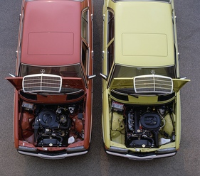 Mercedes Benz 200 (1980) - links der 200, rechts der 230 mit den meuen Motor M 102
