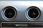 Mercedes Benz 200 (1982) - Kunststoffabdeckungen und schlichte Lüftungsrosetten