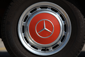 Mercedes Benz 200 (1982) - Radkappen und Stahlfelgen waren Serienausstattung