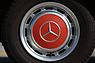 Mercedes Benz 200 (1982) - Radkappen und Stahlfelgen waren Serienausstattung (© Bruno von Rotz, 2014) Mercedes Benz 200 (1982) - Radkappen und Stahlfelgen waren Serienausstattung (© Bruno von Rotz, 2014)