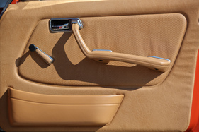 Mercedes Benz 200 (1982) - Türinnenfutter, natürlich kurbelte man die Fenster von Hand hoch