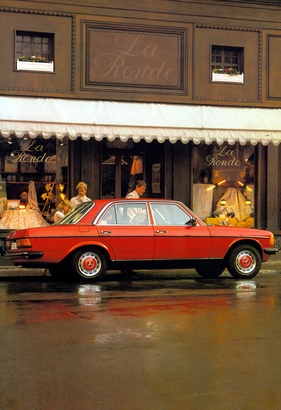 Mercedes Benz 200 (1982) - damals noch gerne in Signalfarben bestellt
