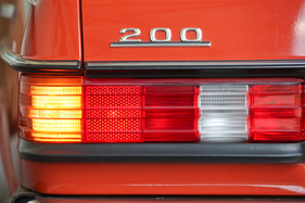 Mercedes Benz 200 (1982) - der Schriftzug 200 bedeutete 2 Liter Hubraum, 109 PS und 170 Nm bei 3000 Umdrehungen