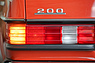 Mercedes Benz 200 (1982) - der Schriftzug 200 bedeutete 2 Liter Hubraum, 109 PS und 170 Nm bei 3000 Umdrehungen (© Bruno von Rotz, 2014) Mercedes Benz 200 (1982) - der Schriftzug 200 bedeutete 2 Liter Hubraum, 109 PS und 170 Nm bei 3000 Umdrehungen (© Bruno von Rotz, 2014)