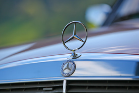 Mercedes Benz 200 (1982) - der beweglich montierte Stern auf dem angedeuteten Kühler