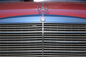 Mercedes Benz 200 (1982) - für die Entriegelung der Motorhaube ist der kleine Plastikgriff links unter dem Stern zuständig