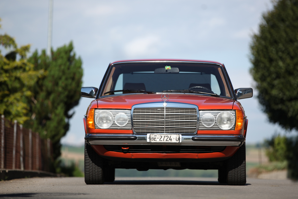Mercedes Benz 200 (1982) - im Gegensatz um Vorgänger wies die Baureihe 123 flacher bauende Leuchteinheiten auf