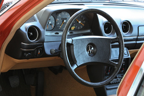 Mercedes Benz 200 (1982) - kunststoffummanteltes Lenkrad, Drehzahlmesser Fehlanzeige