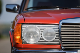 Mercedes Benz 200 (1982) - runde Lampen für die Vierzylindermodelle