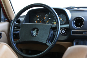 Mercedes Benz 200 (1982) - schlichte Funktionalität auch im Cockpit