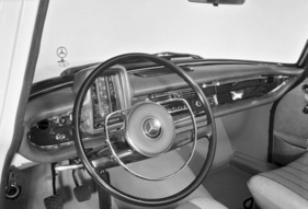 Mercedes-Benz 200 D (1965) – Armaturenbrett. Der "Salzstreuer" versteckt sich hinter dem Lenkradkranz Mercedes-Benz 200 D (1965) – Armaturenbrett. Der "Salzstreuer" versteckt sich hinter dem Lenkradkranz
