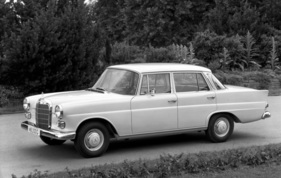 Mercedes-Benz 200 D (1965) – Blinker jetzt unter den Scheinwerfern statt auf den Kotflügeln Mercedes-Benz 200 D (1965) – Blinker jetzt unter den Scheinwerfern statt auf den Kotflügeln