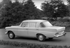 Mercedes-Benz 200 D (1965) – äusserlich nur durch den Schriftzug von den Benzinern zu unterscheiden Mercedes-Benz 200 D (1965) – äusserlich nur durch den Schriftzug von den Benzinern zu unterscheiden