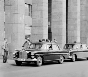 Mercedes-Benz 200 D (1965) – als Taxi am Stuttgarter Hauptbahnhof (1965)