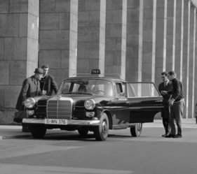 Mercedes-Benz 200 D (1965) – als Taxi am Stuttgarter Hauptbahnhof