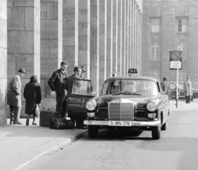 Mercedes-Benz 200 D (1965) – als Taxi am Stuttgarter Hauptbahnhof